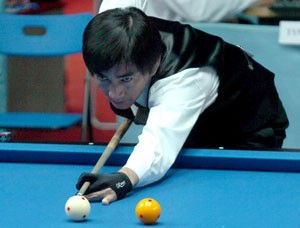 Vietnam’s Dang Dinh Tien in the men’s singles one-cushion final against Japan’s Machida Tadashi in Ho Chi Minh City Nov. 5 (Photo: SGGP)