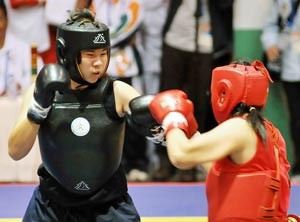 Vietnam’s Nguyen Thi Hai Yen (L) faces Iran’s Dehghari the 70kg category final in Hanoi Nov. 5 (Photo: SGGP)