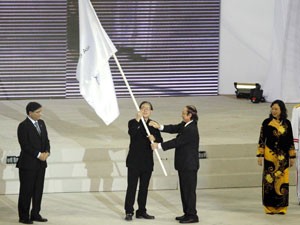 Vietnam’s deputy culture and sports minister Nguyen Danh Thai (2nd,R) hands over the Asian Indoor Games flag to an Olympic Council of Asia representative at the AIG closing ceremony in Hanoi Nov. 8 (Photo: SGGP)