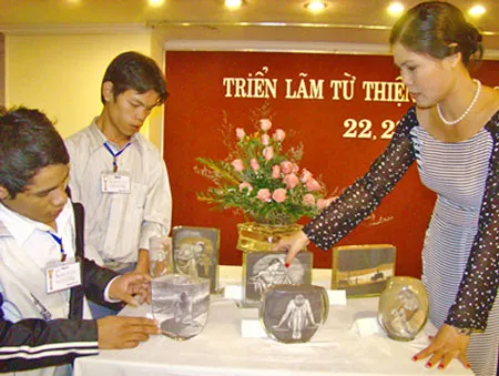 Họa sĩ Kim Thúy trong triển lãm tranh cát từ thiện