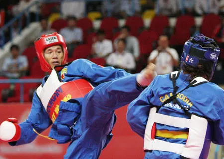 Võ sĩ Nguyễn Minh Tính (trái), đoạt chiếc HCV thứ 8 cho Vovinam VN. Ảnh: Tràng Dương