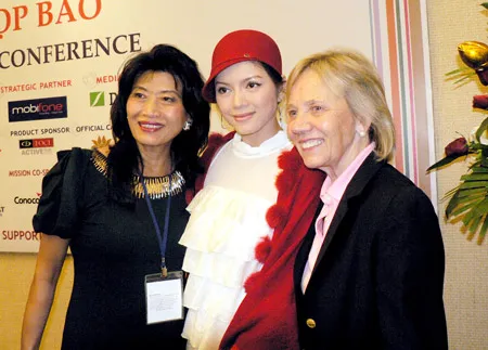 Lý Nhã Kỳ chụp ảnh lưu niệm với đại diện Tổ chức Operation Smile. Ảnh: Trần Bình