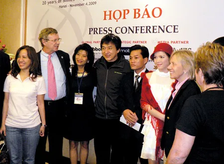 Thành Long cùng diễn viên Lý Nhã Kỳ và những đại diện của tổ chức Operation Smile chụp hình kỷ niệm sau cuộc họp báo. Ảnh: Trần Bình