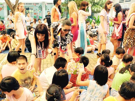 Thăm trường trẻ em khuyết tật Thị Nghè