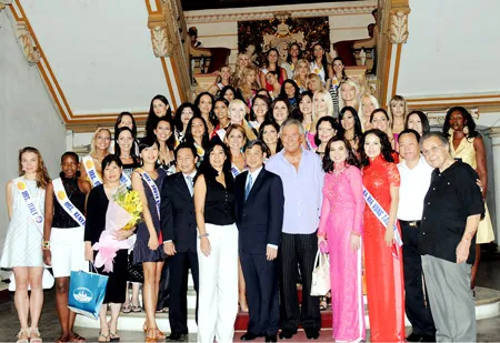 Lãnh đạo thành phố tiếp đoàn HHQB đẹp và thành đạt Thế giới 2009 tại UBND TP.Ảnh: An Dung