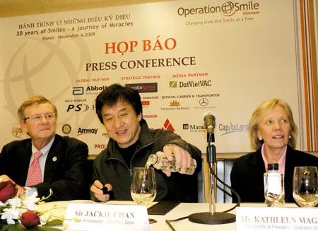 Thành Long vào vị trí chủ trì cuộc họp với nụ cười tươi và hành động rất tự tin. Ảnh: Trần Bình