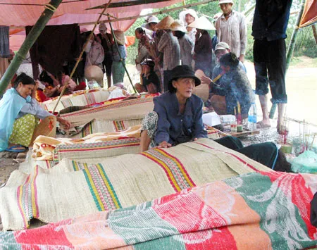 Người dân thôn Triêm Đức (xã Xuân Quang 2, huyện Đồng Xuân) đau thương trước người thân bị chết do lũ.