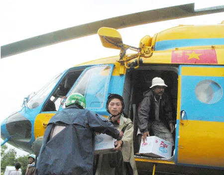 Chiếc máy bay cứu nạn VN04 thả hơn 500 thùng mì tôm và nước uống cứu trợ người dân huyện Đồng Xuân, Phú Yên (ảnh trên).