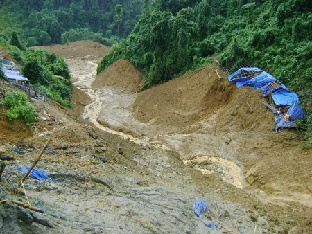 Quảng Nam: Lở núi 13 người chết và mất tích