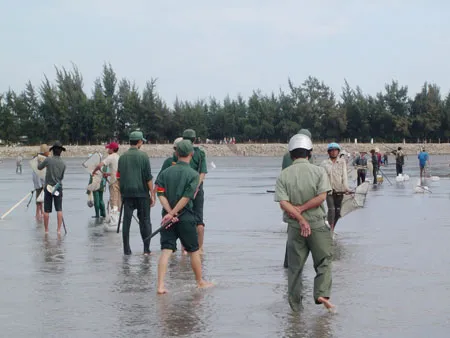 Lực lượng bảo vệ bất lực chứng kiến cảnh cả ngàn người cướp nghêu của ngư dân
