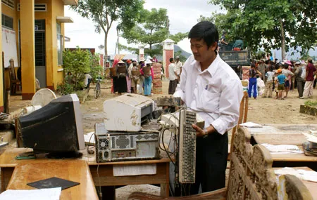 Phó Chủ tịch xã Ia Broái Trương Nguyên Hảo đang phơi tài liệu và máy móc của UBND xã. Ảnh: Công Hoan