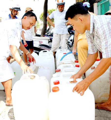 Xếp bình chờ đến lược mua nước về sử dụng tại quận 7. (ảnh chụp ngày 9-11). Ảnh: Đức Trí