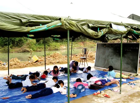 Đưa giáo dục và y tế vào rốn lũ: Nằm học trong ngày tựu trường đặc biệt