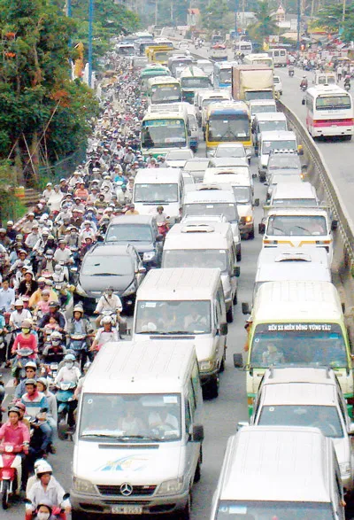 Thu phí đối với phương tiện ô tô tại TPHCM: Cần lộ trình và kiên quyết