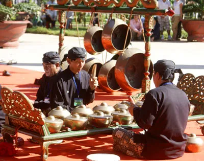 Các nghệ nhân Indonesia diễn tấu bài cồng chiêng về sự luân hồi của cuộc sống. Ảnh: Công Hoan.