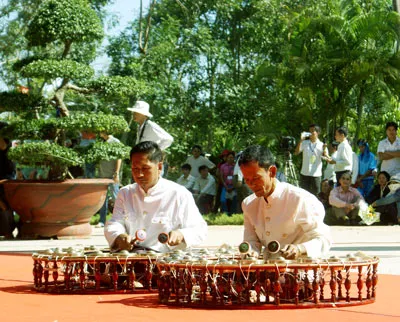 Các nghệ nhân Campuchia diễn tấu cồng chiêng. Ảnh: Công Hoan
