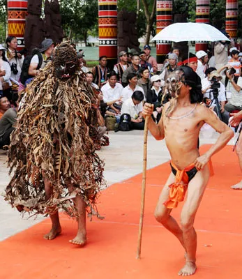 Các nghệ nhân đoàn Jagrai vui ngày hội. Ảnh: An Dung