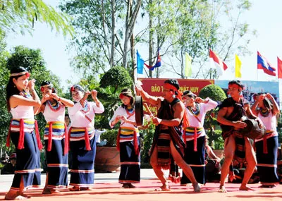 Đoàn nghệ thuật dân tộc tỉnh Quảng Ngãi biểu diễn. Ảnh: An Dung