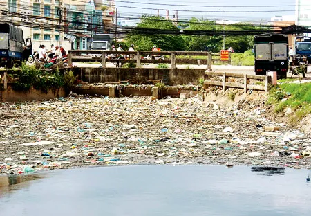 Liên quan đến việc xây hồ sinh học để xử lý nước kênh Ba Bò - Đen vẫn hoàn đen