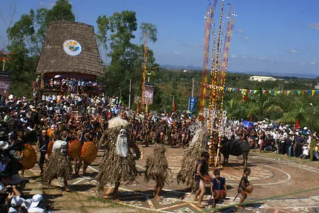 Quang cảnh buổi lễ đâm trâu của người Ba Na huyện K’Bang (Gia Lai) tại Festival. Ảnh: Công Hoan