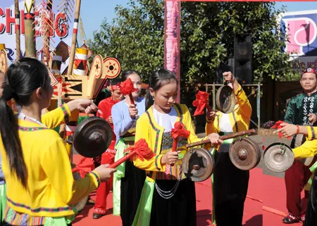 Đoàn cồng chiêng dân tộc Mường tỉnh Hòa Bình biểu diễn trong lễ hội sáng 14-11. Ảnh: An Dung