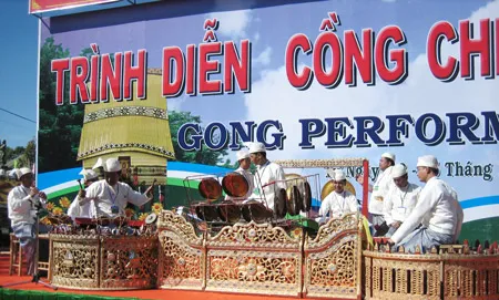 Các nghệ nhân Myanmar biểu diễn cồng chiêng tại Festival cồng chiêng quốc tế. Ảnh: Đức Trung