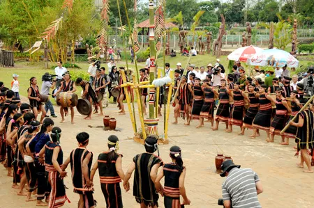 Cồng chiêng ngân vang trong lễ mừng lúa mới