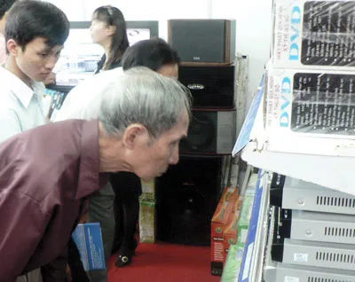 Chọn mua tivi, đầu DVD thương hiệu Việt Nam tại hội chợ về điện - điện tử tổ chức vào tháng 9-2009. Ảnh: TẤN BA