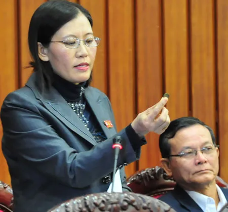 Đại biểu Lê Thị Nga chất vấn Thống đốc Ngân hàng Nhà nước về tiền xu. Ảnh: Minh Điền