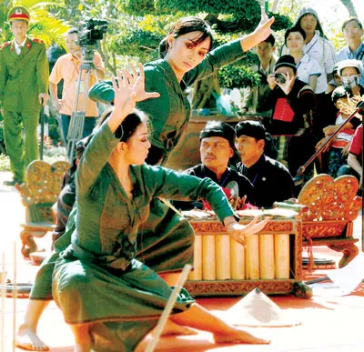 Các nghệ nhân đoàn Indonesia biểu diễn.