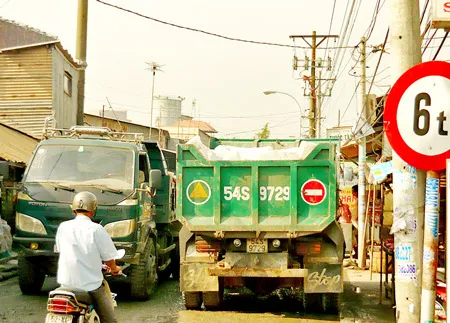 Xe cát quá tải... hành dân