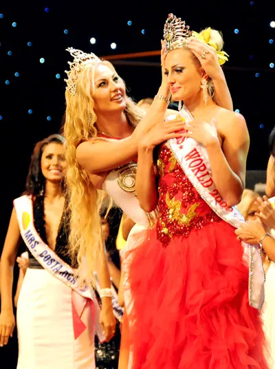 Hoa hậu quý bà 2008 trao vương miện cho tân Hoa hậu quý bà 2009, Victoria Radochinskaya đến từ Nga. Ảnh: AN DUNG