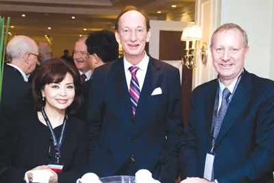 Từ trái sang phải: Bà Katherine Yip Geicke, Đối tác Sáng lập VinaCapital; Giáo sư Kenneth Courtis, cựu Phó Chủ tịch Goldman Sachs và Giám đốc Điều hành Deutsche Bank; ông Martin Glynn, cựu Chủ tịch và Tổng Giám đốc điều hành HSBC (USA)