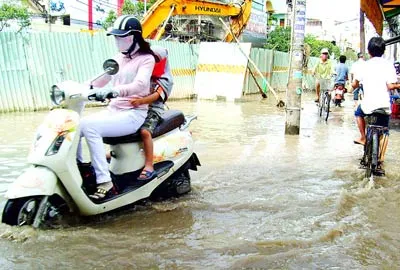 Ngập kéo dài trên đường Nguyễn Văn Luông: Tư vấn yếu kém, nhà thầu chủ quan!