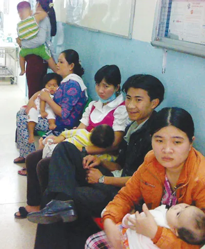 Nhiều bệnh nhi chờ đến lượt khám tại Khoa hô hấp BV Nhi đồng 2 TPHCM sáng 23-11.