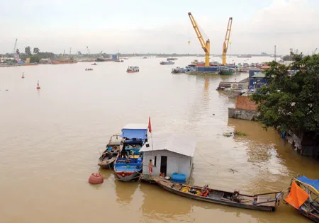 Hoạt động của các nhà máy dọc sông Đồng Nai đang đe dọa chất lượng nguồn nước. Ảnh: ĐỨC TRÍ