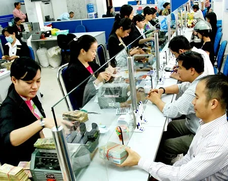 Khách hàng giao dịch tại Eximbank. Ảnh: Cao Thăng