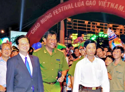 Hàng triệu nông dân, nhà khoa học đã tạo nên kỳ tích lúa gạo Việt Nam