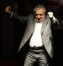 Ông Jose Mujica làm điệu bộ với người ủng hộ tại thủ đô Montevideo, hôm 29-11.