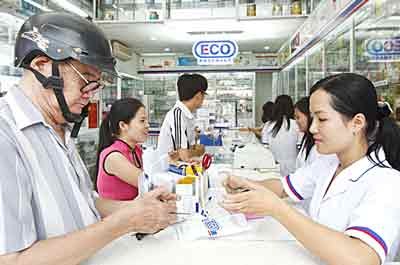 A customer purchases pharmaceuticals in Ho Chi Minh City. In the last two weeks, the price of several drugs has soared, putting a strain on the poor in particular ( Photo: SGGP)
