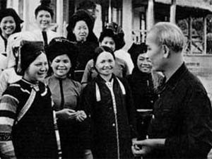 President Ho Chi Minh meets ethnic minority women in Viet Bac in 1959 (File photo)