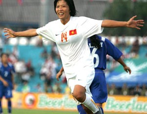 Doan Thi Kim Chi celebrates after scoring the third goal for Vietnam in the game against hosts Laos at Chao Anouvong Stadium Dec. 13 (Photo: VNExpress)