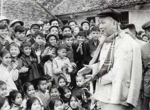 President Ho Chi Minh talks with young people and children in northern Ha Bac Province on February 9, 1967 (File photo)
