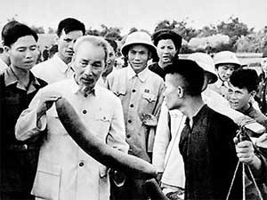 President Ho Chi Minh meets with farmers in Ai Quoc commune, Hai Hung Province in 1958 (File photo)