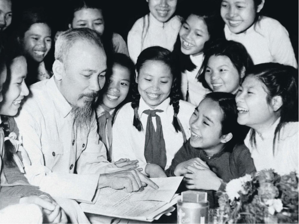 President Ho Chi Minh with students of Trung Vuong high school in Hanoi in 1956 (File photo)