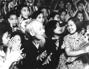 President Ho Chi Minh with children at an art show in late May 1969 to celebrate International Children’s Day (File photo)