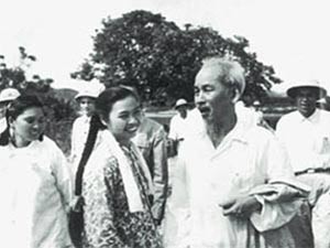 President Ho Chi Minh meets residents on Co To Islands off the northern province of Quang Ninh on May 9, 1961 (File photo)