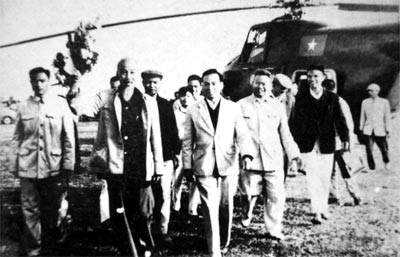 President Ho Chi Minh (foreground) visits Thanh Hoa Province in 1961 (File photo)