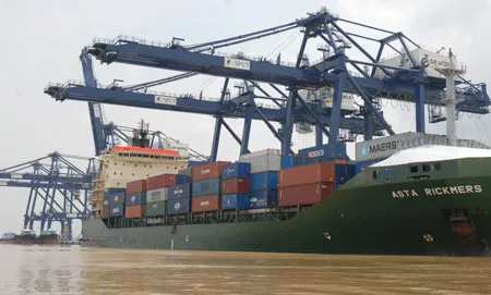 Bốc xếp hàng xuất khẩu tại cảng SPCT (TPHCM). Ảnh: Cao Thăng