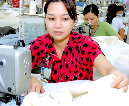 Ngành dệt may có tốc độ tăng trưởng cao trong tháng 11. (Ảnh: May veston xuất khẩu tại Tổng Công ty cổ phần May Nhà Bè chiều 3-12-2009). Ảnh: Cao Thăng